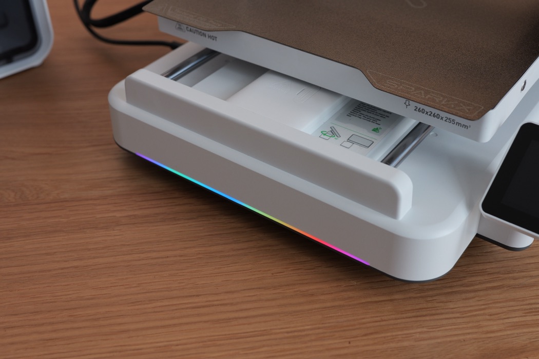 Đèn RGB dưới đế và nhãn khổ in trên bàn: 260 × 260 × 255 mm.