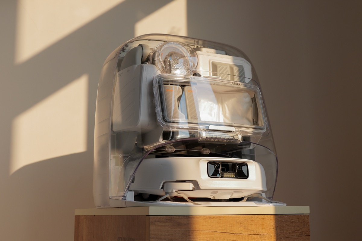 Trạm sạc all-in-one — nơi robot tự đổ rác, giặt và sấy giẻ lau.