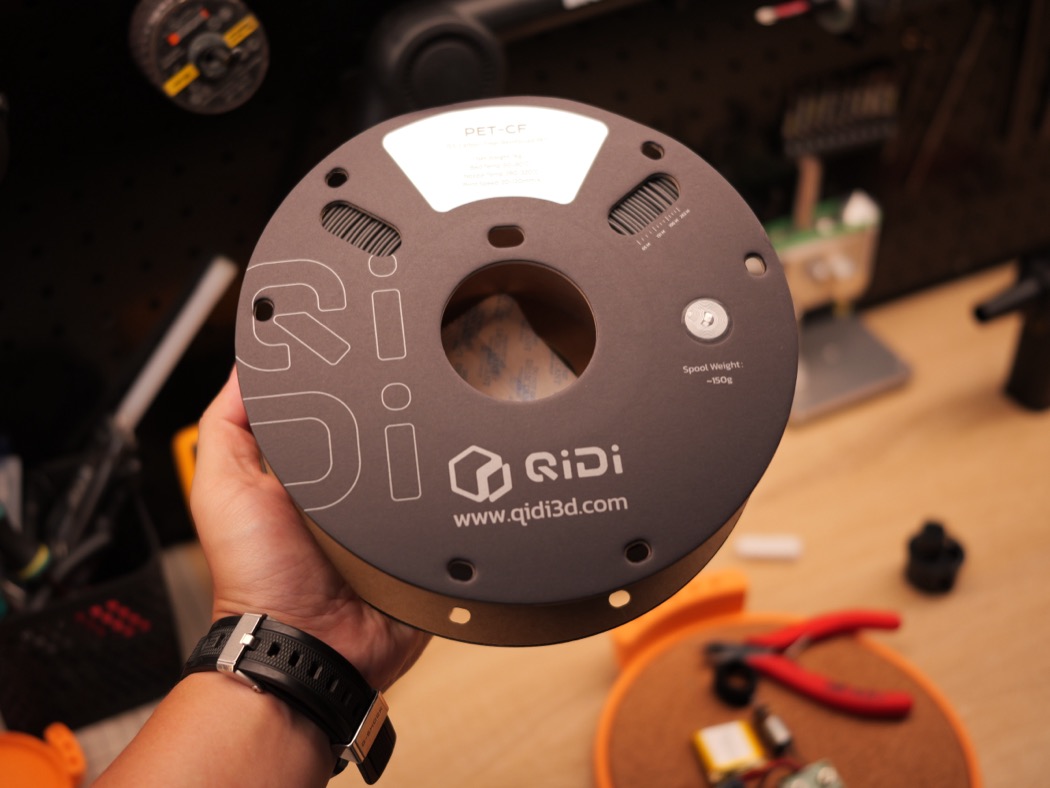 Cuộn QiDi PET-CF — máy sinh ra để chạy vật liệu kỹ thuật và carbon.